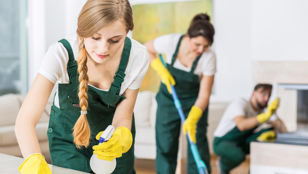 Operazioni di pulizia professionale in un ambiente interno